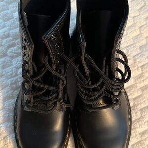 Dr. Martens New Black Leather Air Wair 11822 Unisex Boots M7/L8.